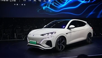 BYD-ov SUV Denza N7 službeno predstavljen s francuskim Devialet akustičnim su...