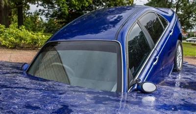Što trebate učiniti da se spasite ako vam auto padne u vodu?