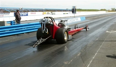 Zašto je staza u drag race tako ljepljiva?